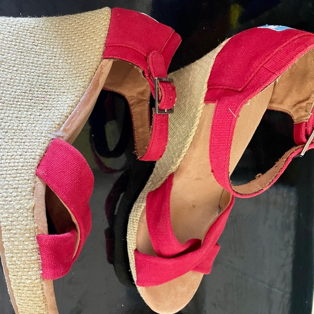 Tom’s size 8 wedges